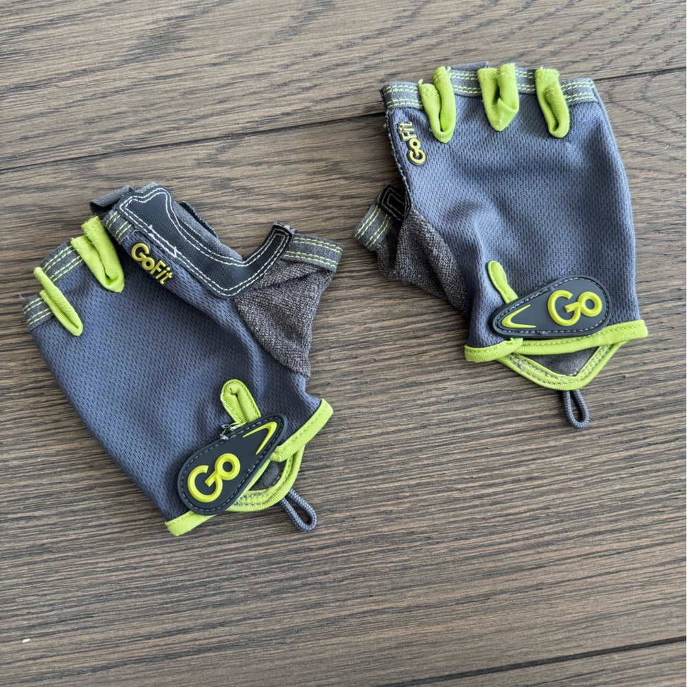 GoFit 💪🏼 Gray and Green Fingerless Athletic Gloves
